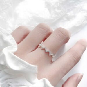 Nhẫn sóng đính đá